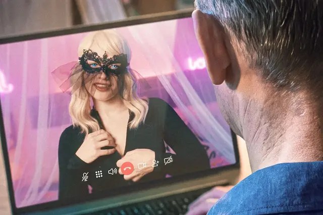 Víš, kdo se dívá? Johana ze Survivoru svádí ženatého otce 