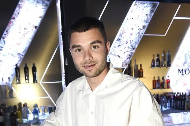 Adam Kajumi a jeho nekalý byznys: Nátlak na dívky, finanční teror a neseriózní jednání